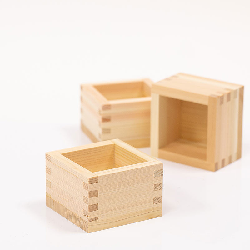 Recipiente de sake Masu 1go en madera de Hinoki