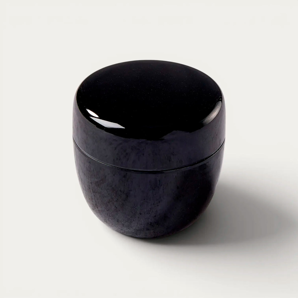 Matcha-teepurkki Natsume ø 5,4 cm, korkeus 5,4 cm, musta kuvio