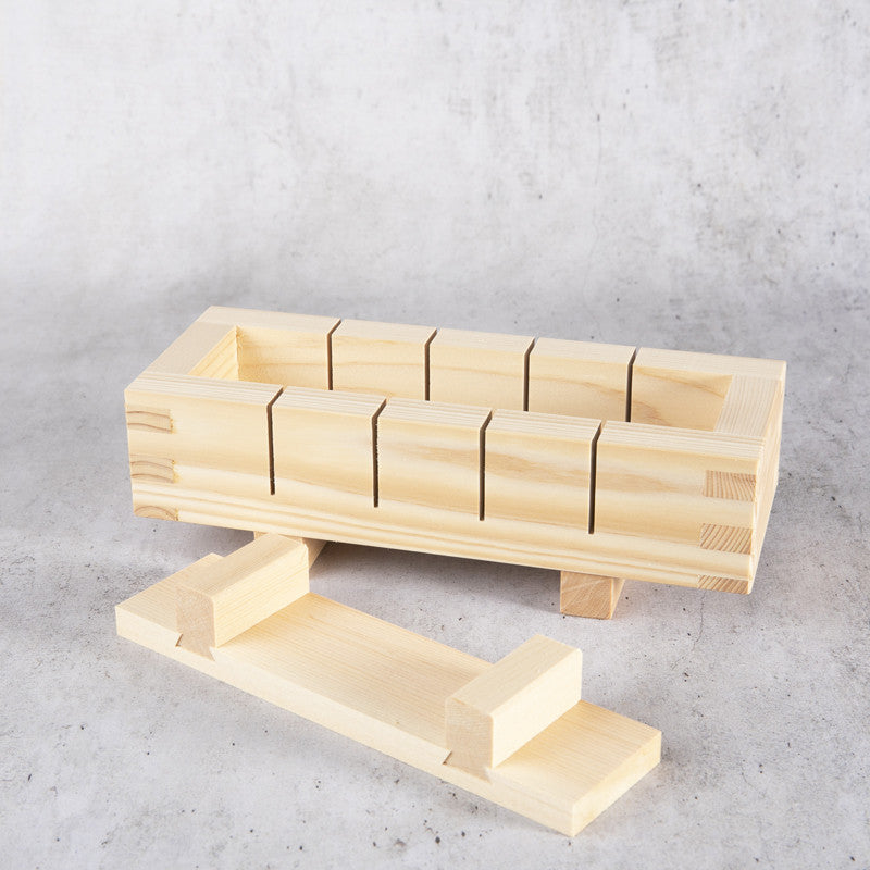 Saba oshizushi pers in hinoki cipreshout Materiaal