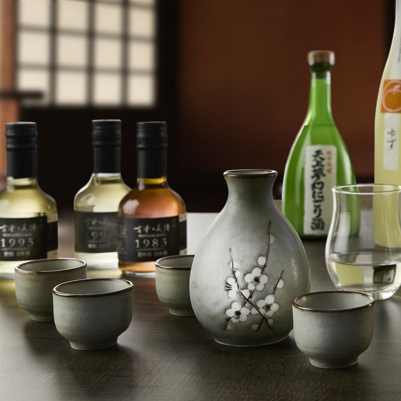 Posliininen sake-palvelu