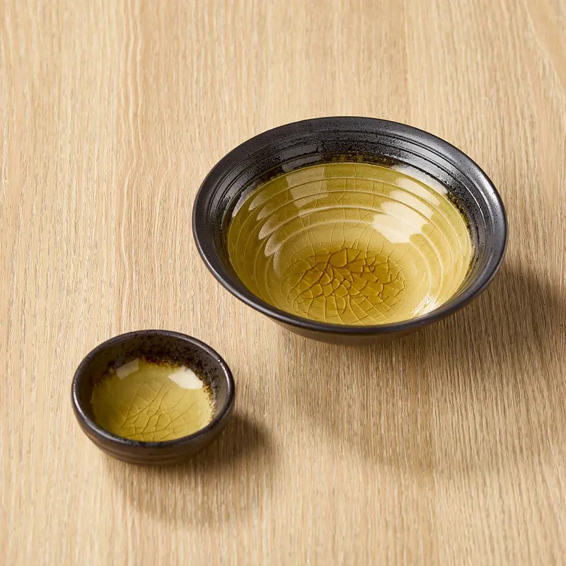 Keramikschälchen und emailliertes Glas 