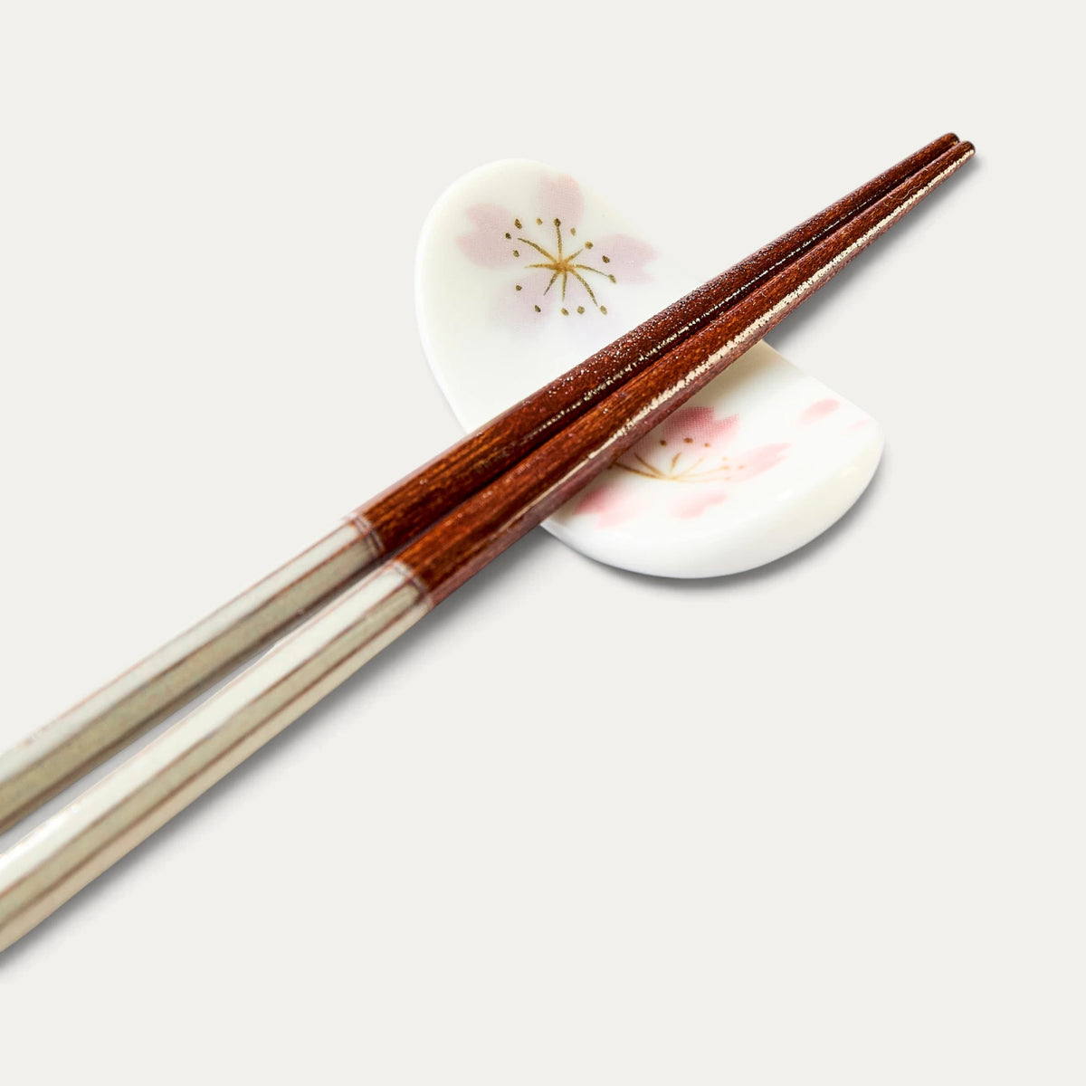 Set aus 2 Paar Essstäbchen und 2 Essstäbchenbänken