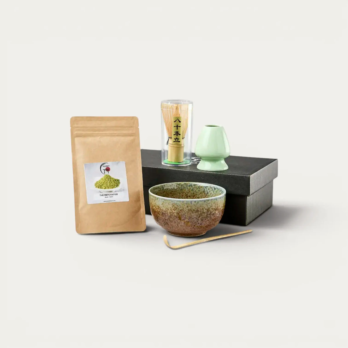 Matcha-teepalvelu luomu matcha-teen kera