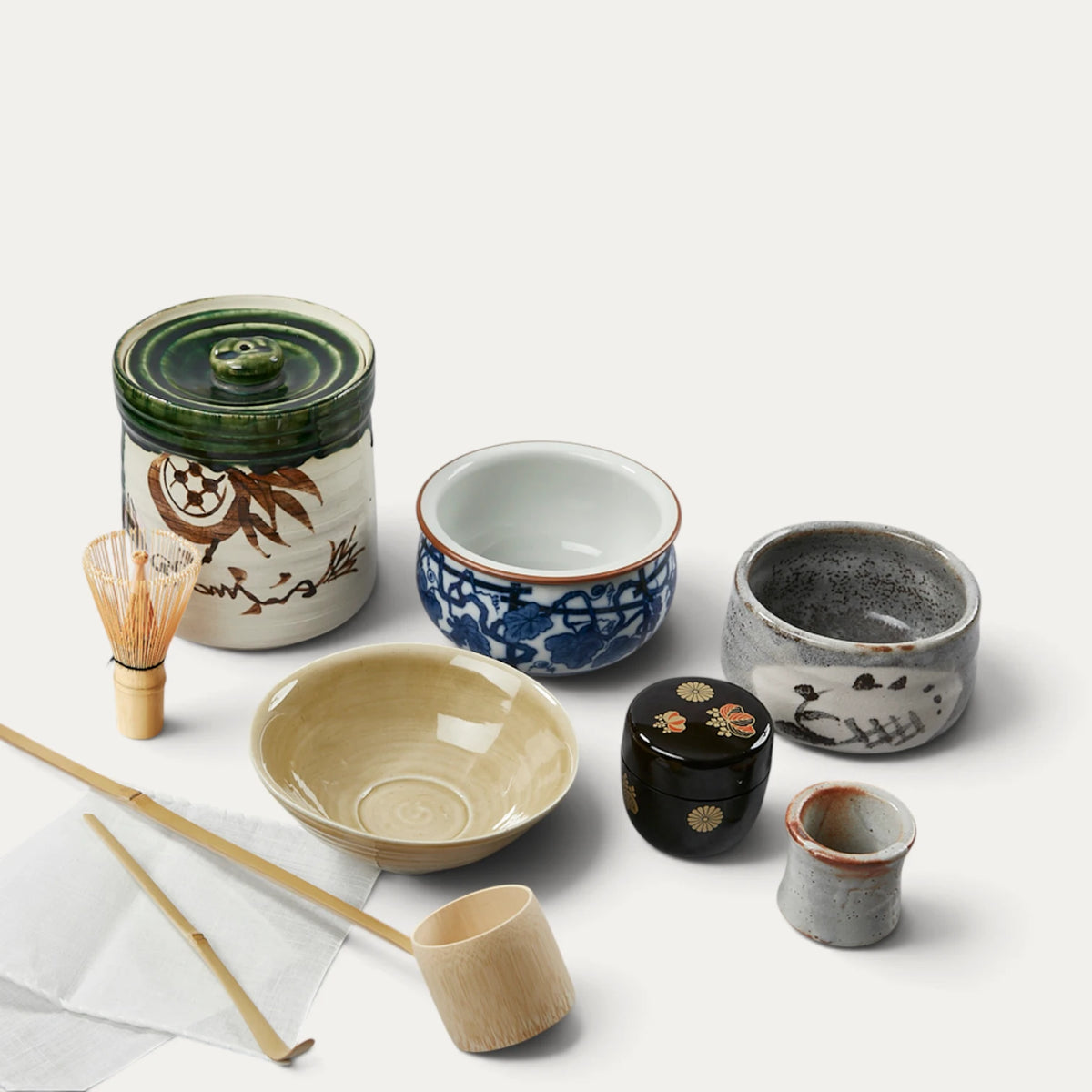 Ylellinen rasia "kaikki tarpeellinen matcha-teen valmistamiseen"