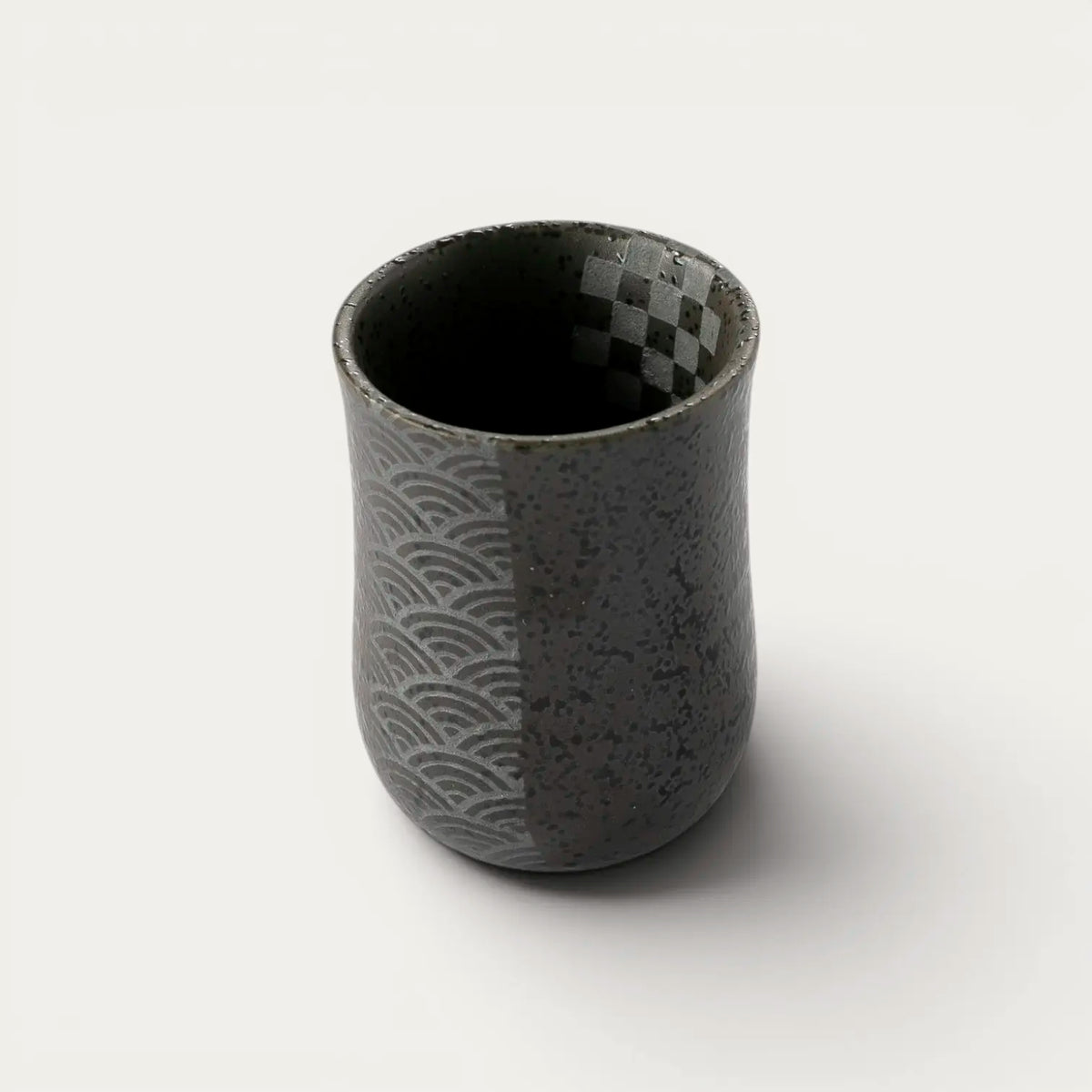 Sake-lasi hopea ja musta, Komon-design